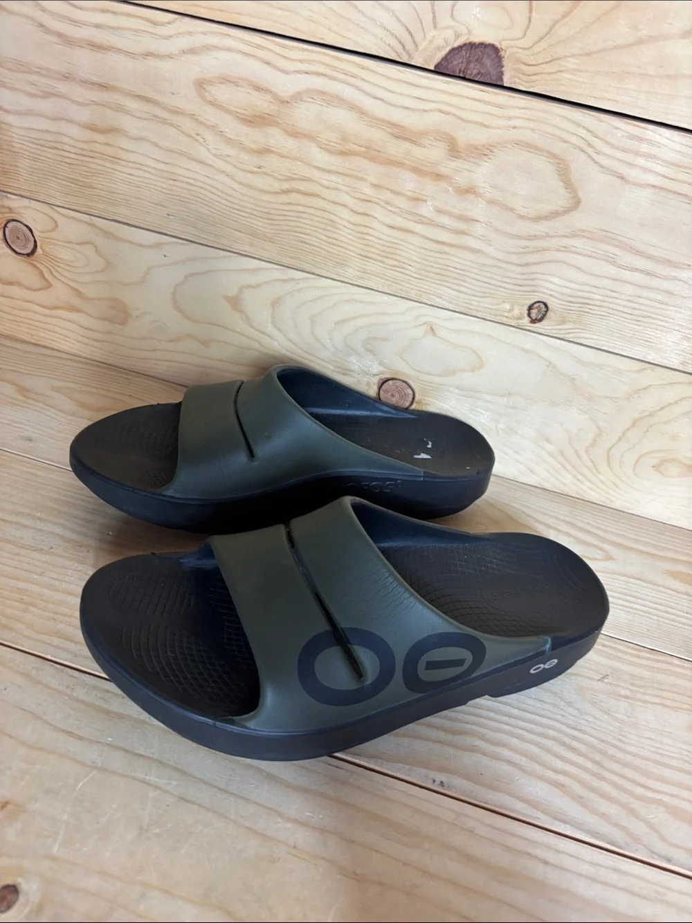 Oofos men’s slip on sandals